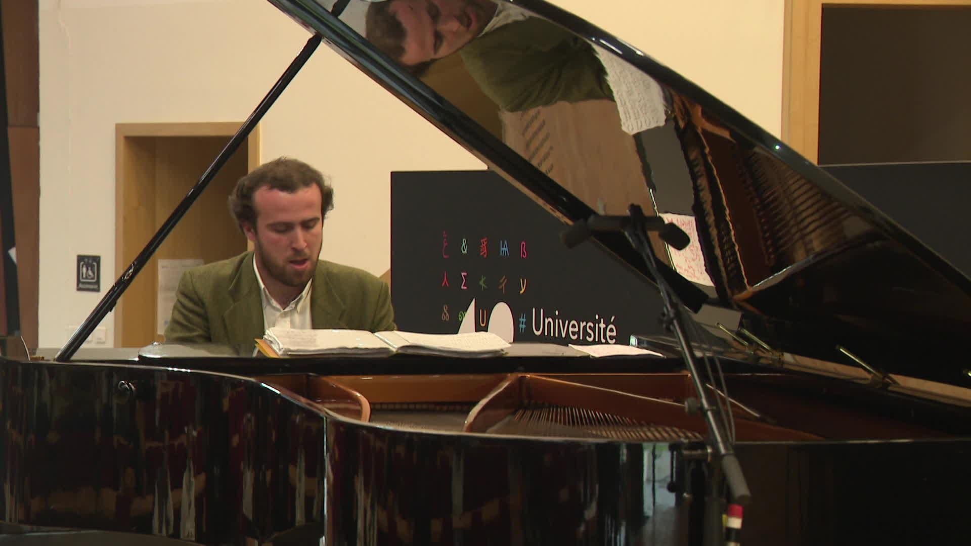 Porteur du syndrome d'Asperger, le pianiste-concertiste girondin William Theviot multiplie les actions de sensibilisation, comme ici à l'Université Bordeaux Montaigne en février