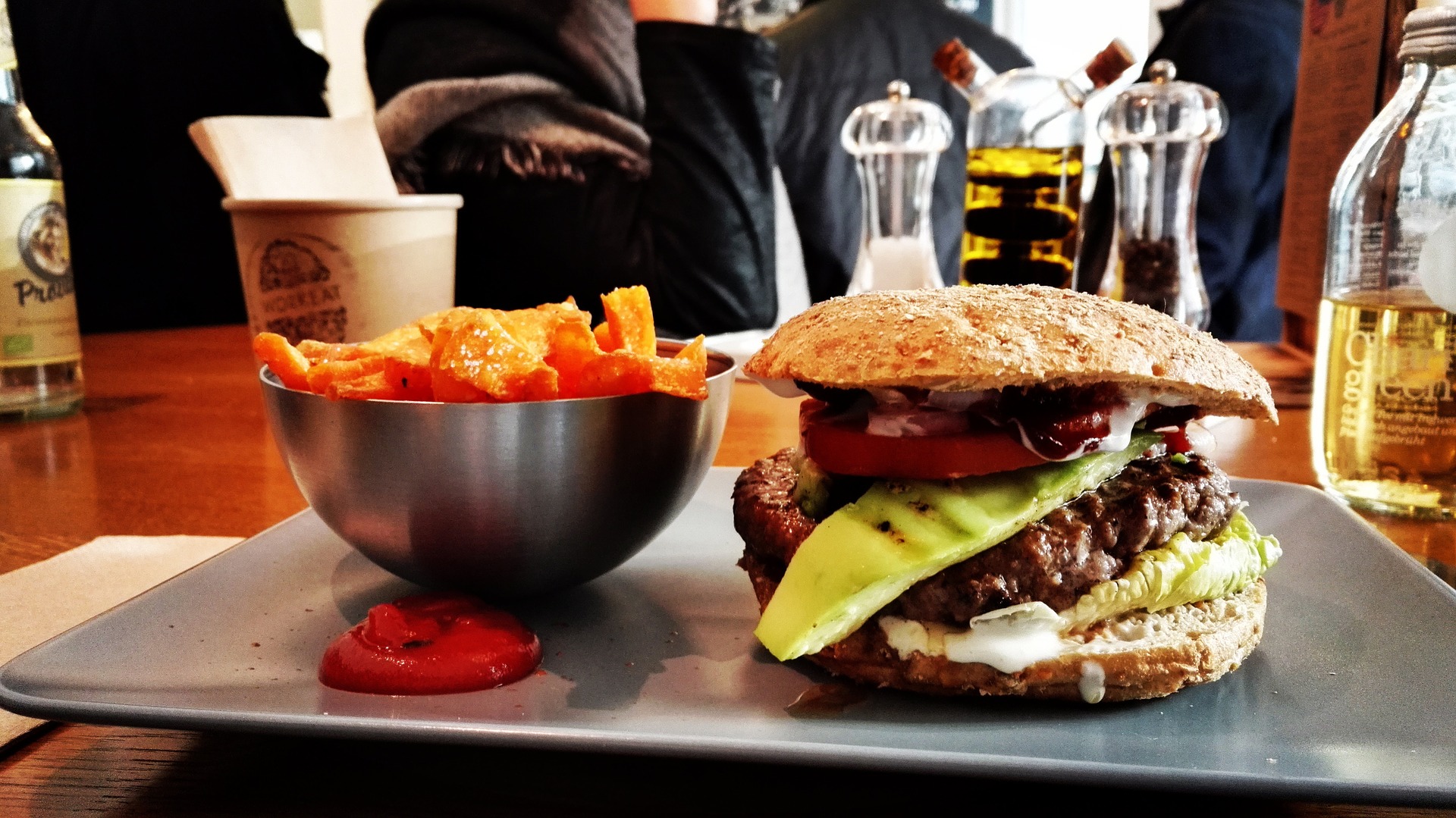 Fini le temps où il était un produit bas de gamme réservé aux chaines de fast food, le hamburger a gagné ses lettres de noblesses grâce à certains restaurateurs qui misent sur la qualité des ingrédients. 
