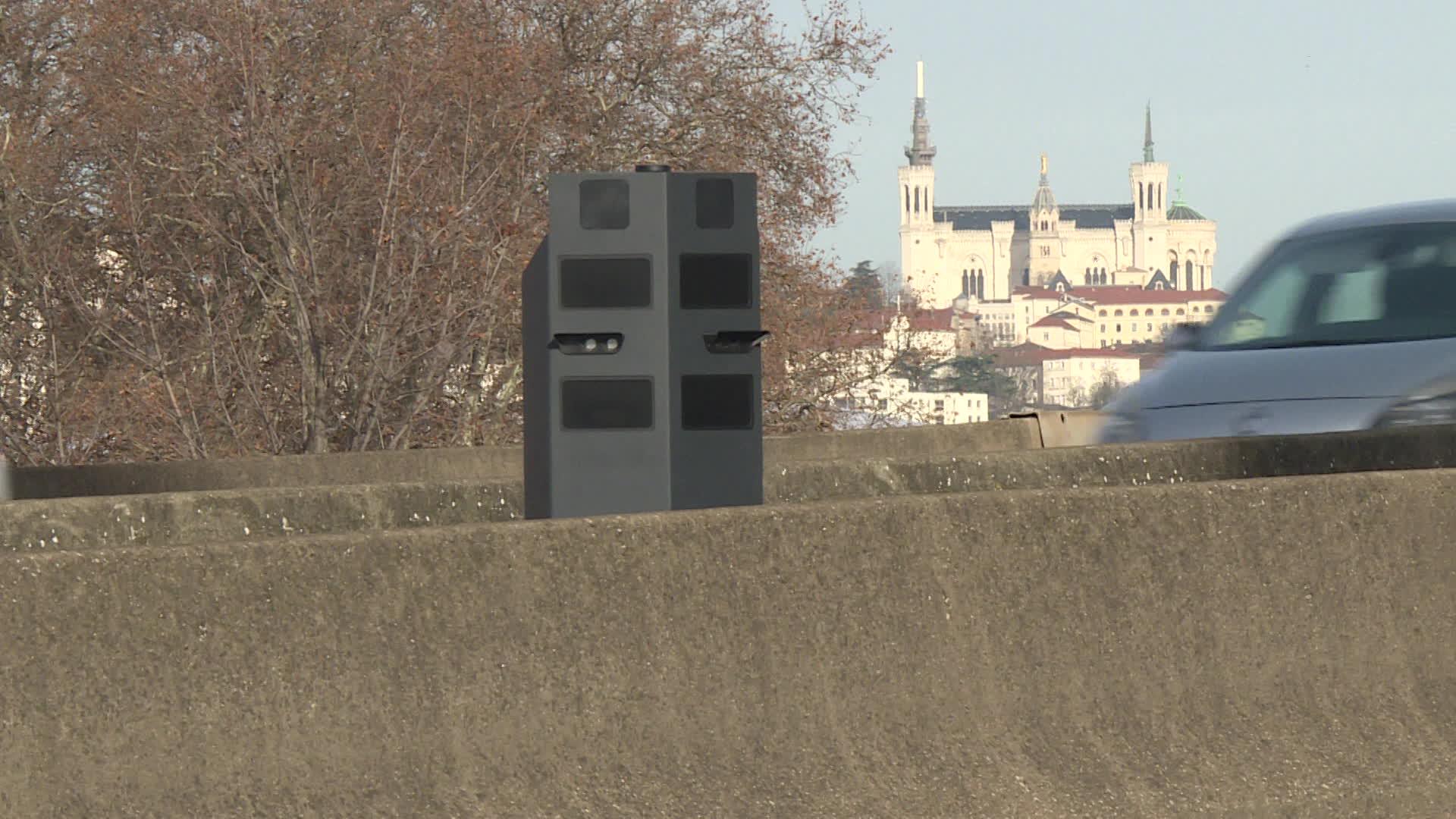 Trois radars thermiques ont été installés sur la M6/M7 aux portes de Lyon, entre Confluence et Dardilly. Ils verbalisent les usagers solitaires qui empruntent la voie de covoiturage.