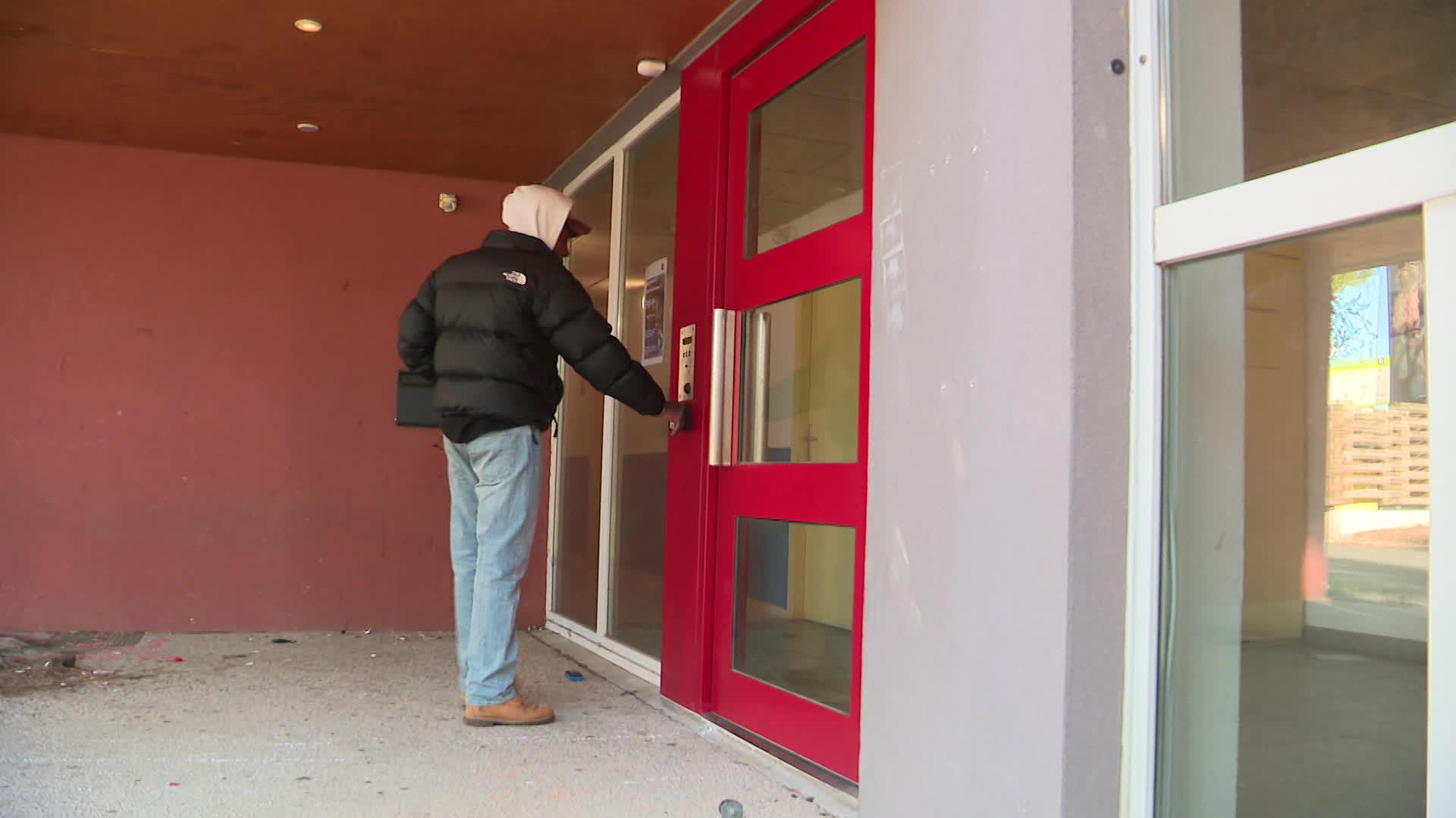 Le chauffage de l'étudiant est en panne depuis le début de l'hiver, il se chauffe à l'aide de ses plaques de cuisson.