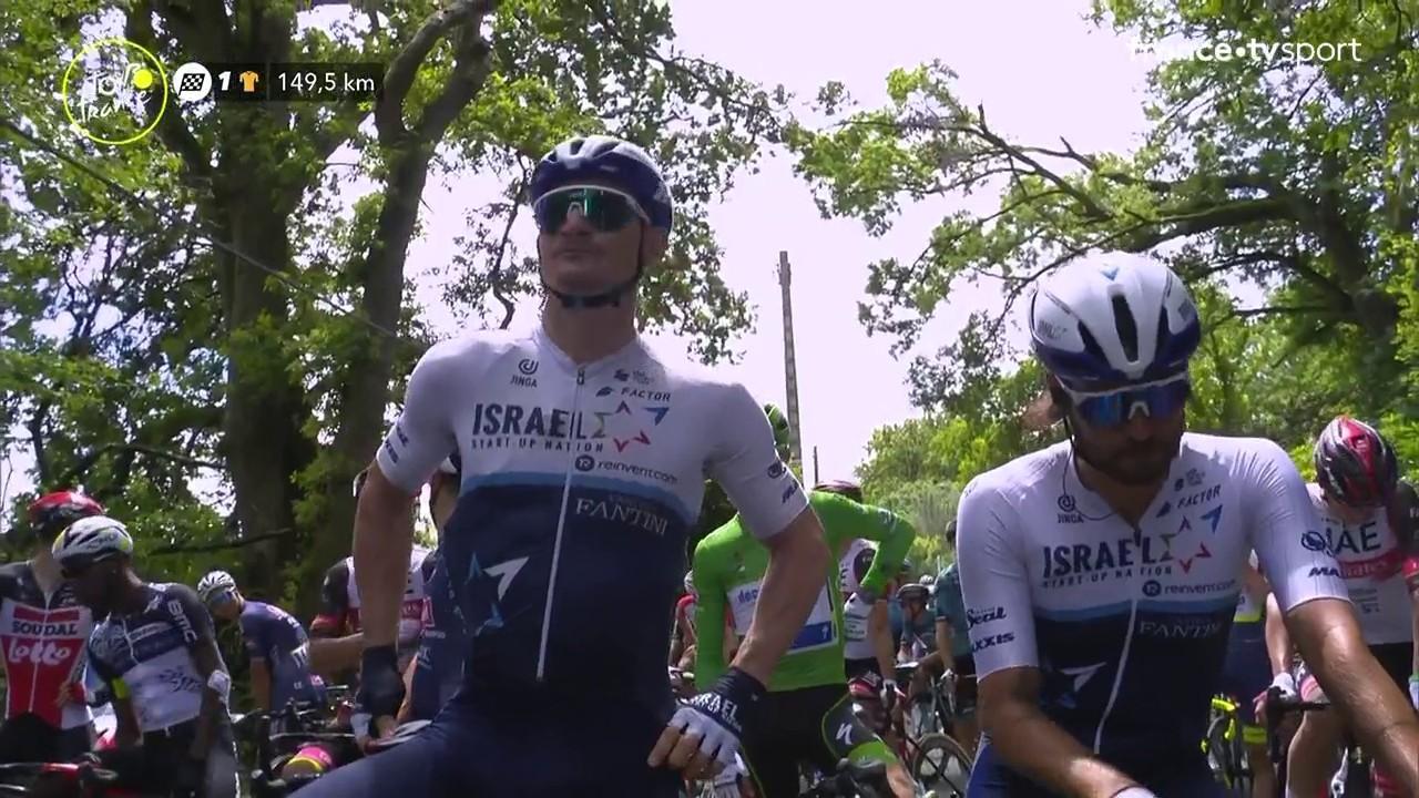 Le départ de la 4e étape du #TDF2021 est marqué par un mouvement de protestation des coureurs qui mettent le pied à terre à Redon.