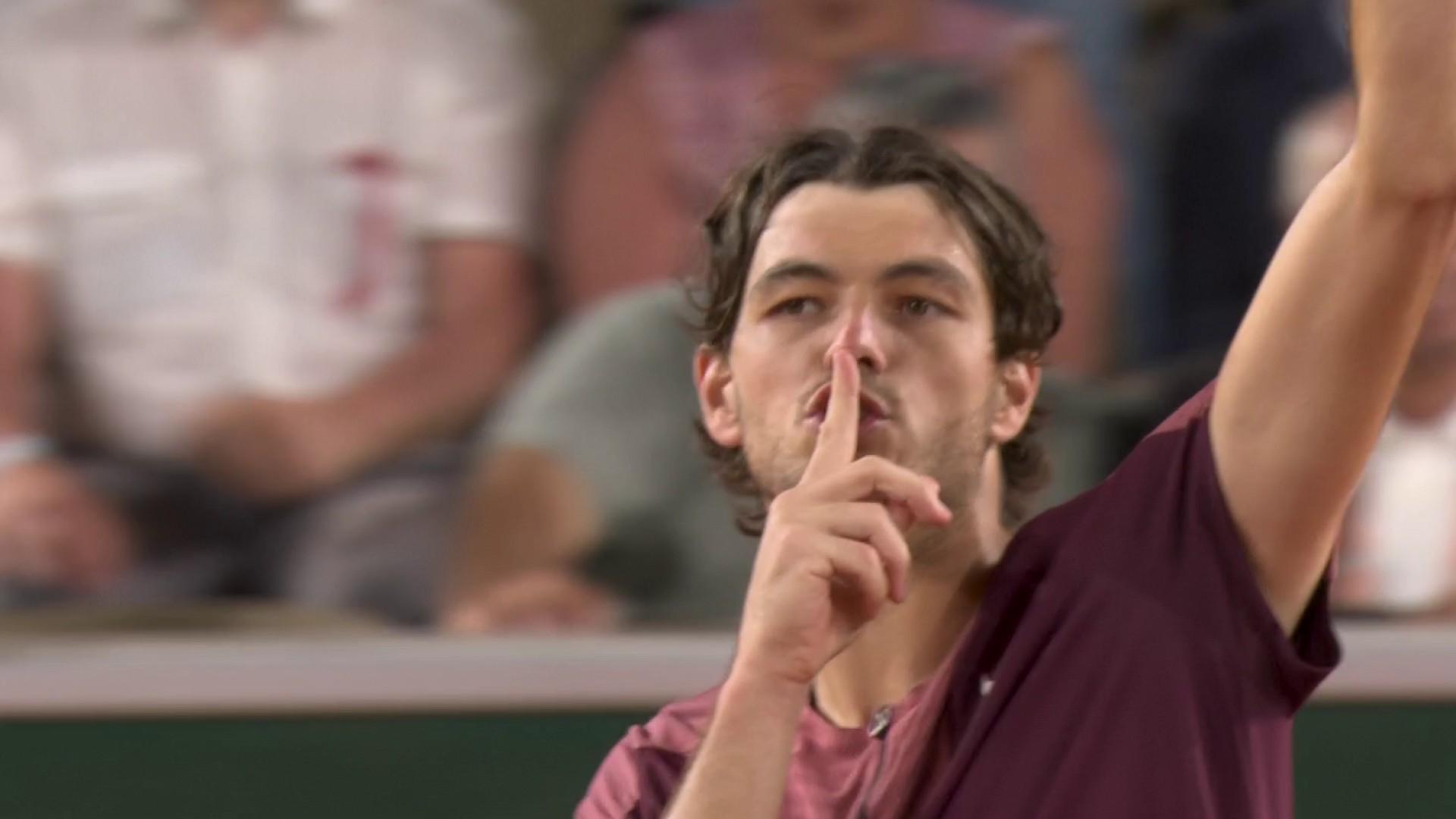 Le n°8 mondial, Taylor Fritz, a éteint les espoirs d'Arthur Rinderknech en s'imposant en quatre sets à la nuit tombée. Face au Français et à un Suzanne-Lenglen acquis à la cause de son adversaire, l'Américain n'a pas tremblé et rejoint le troisième tour, en chambrant, au passage, les supporters tricolores.