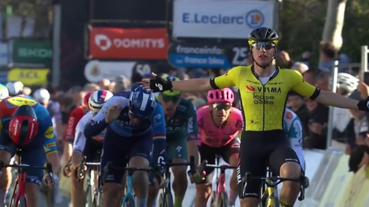 Nouvelle victoire pour Olav Kooij. Parti en sixième position dans le sprinteur, le coureur de la Jumbo-Visma a de nouveau devancé le coureur de la Lidl-Treck, Mads Pedersen.