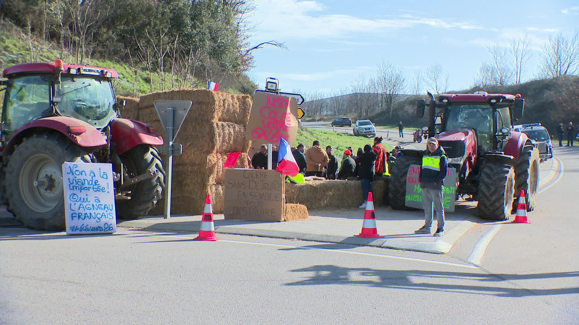 La situation est tendue entre les agriculteurs et les supermarchés. A Donzère (Drôme), depuis une semaine, aucun camion ne passe pour accéder à la plateforme logistique d'Intermarché.