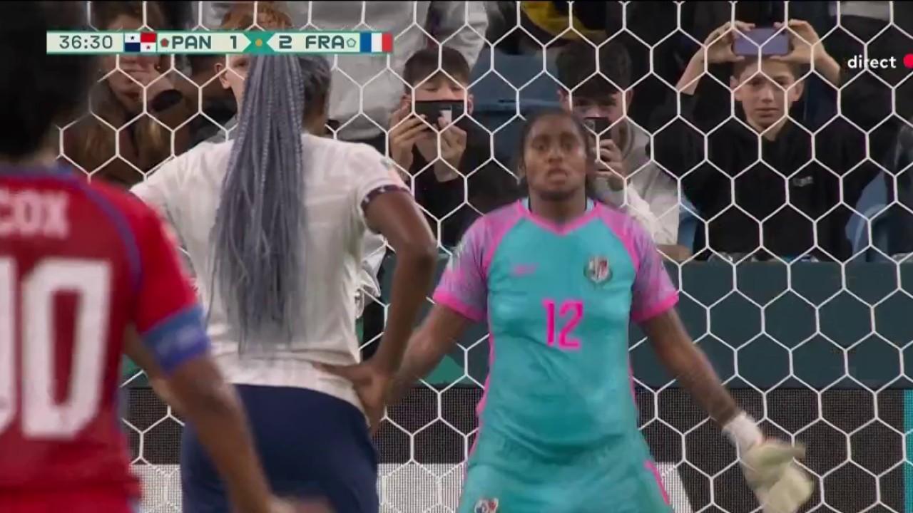 Pénalty accordé pour les Bleues après une faute de main dans la surface et c'est la numéro 11, Kadidiatou Diani qui s'en charge pour le doublé. Les Françaises font le break et se donne de l'air pour la suite de la rencontre.