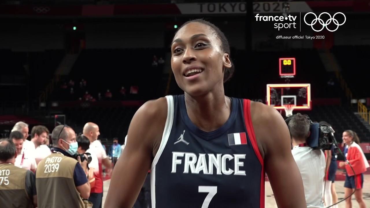 La joie des Françaises et de la pivot de l'équipe de France Sandrine Gruda après le gain de la médaille de bronze face à la Serbie.
"C'est juste magnifique". La réaction de la joueuse tricolore.