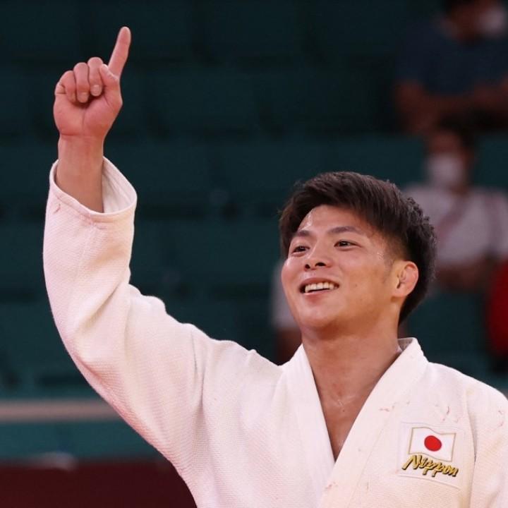 Le Japonais Hifumi Abe touche du doigt le rêve olympique. Le jeune judoka de 23 ans décroche l'or pour la première fois de sa carrière en venant à bout du Géorgien Vazha Margvelashvili.