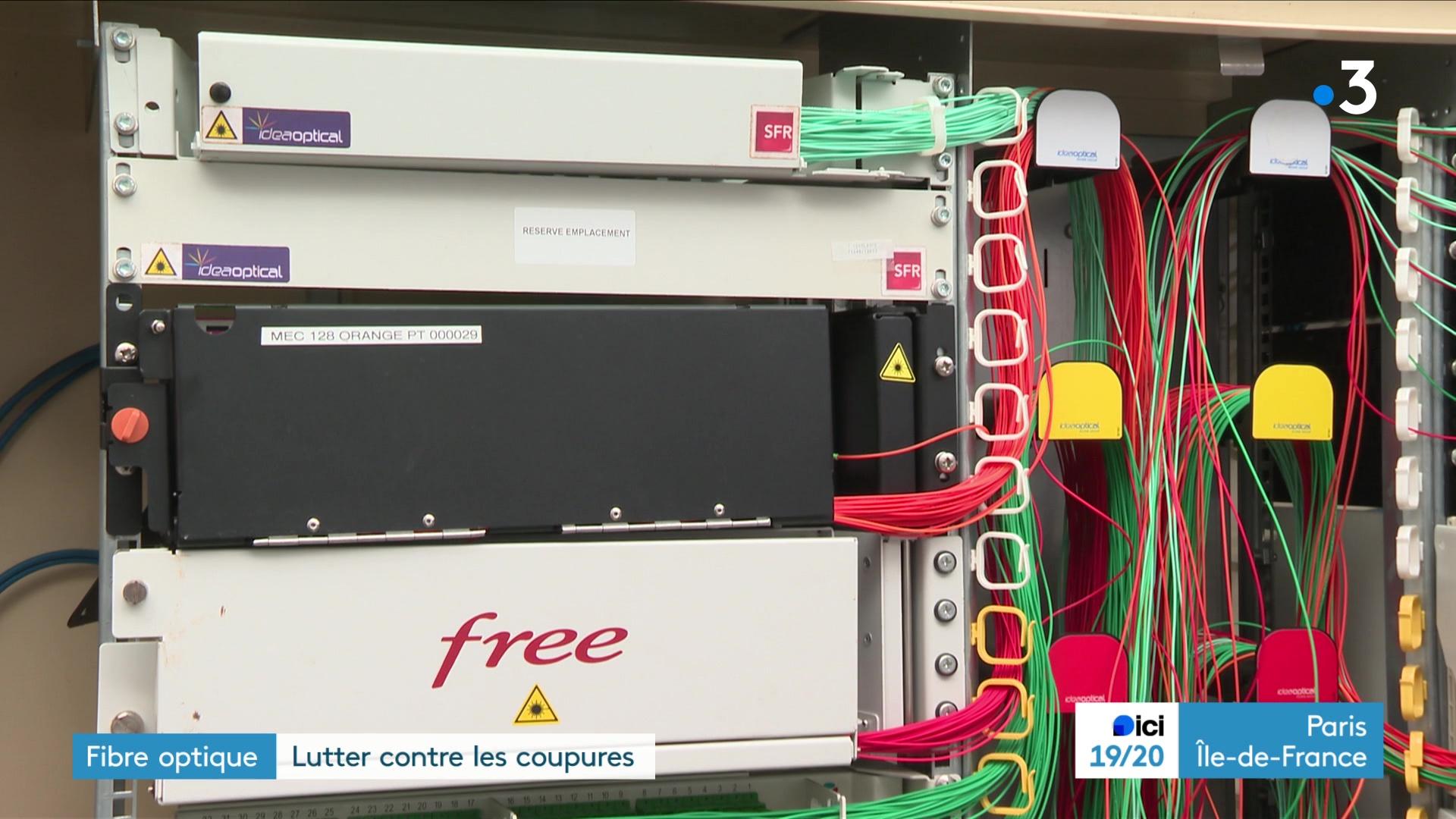 Un technicien SFR répare une armoire fibre