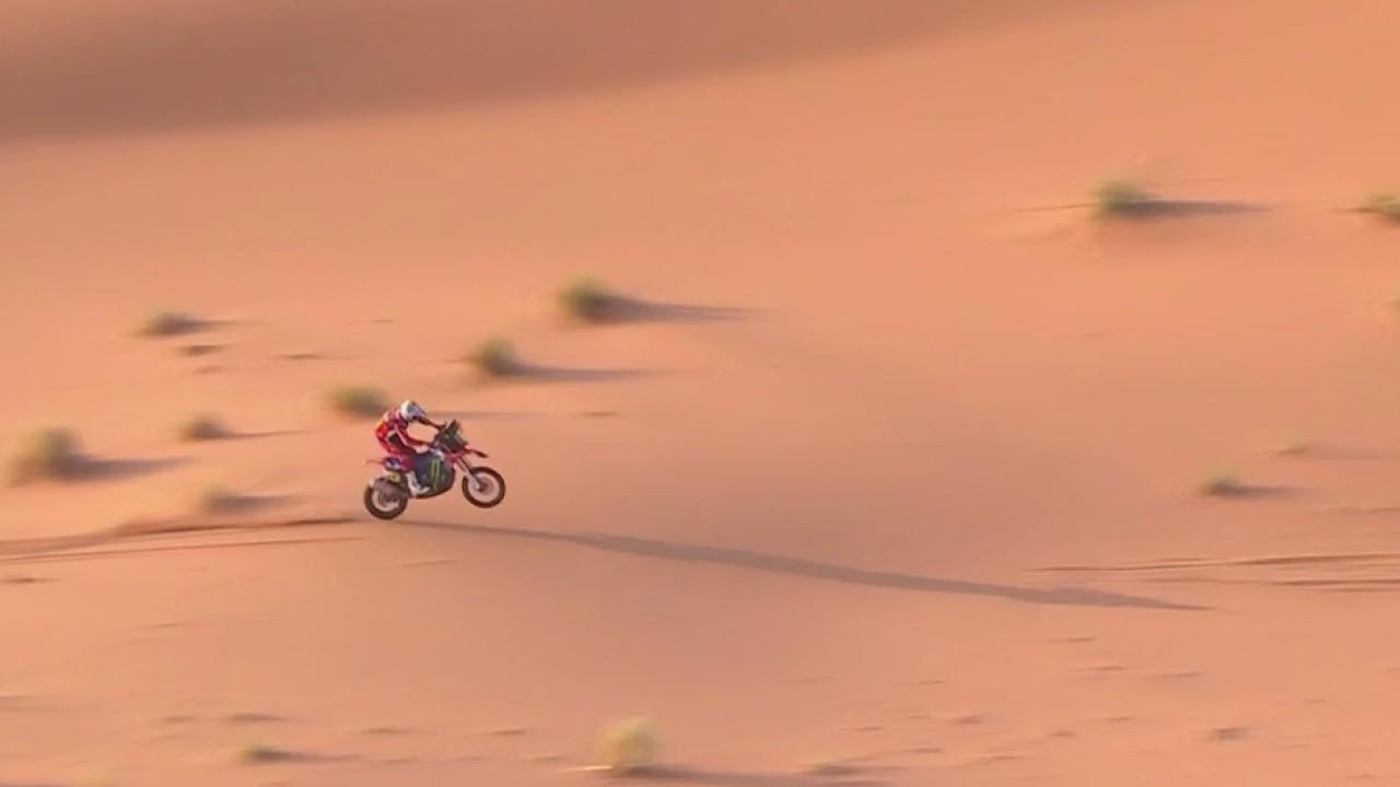 Découvrez le résumé moto de l'étape 2 du Dakar 2024. Le Botswanais Ross Branch conserve la tête du classement général et le français Adrien Van Beveren qui était 12e hier avance de 3 places à l'issue de cette deuxième étape.