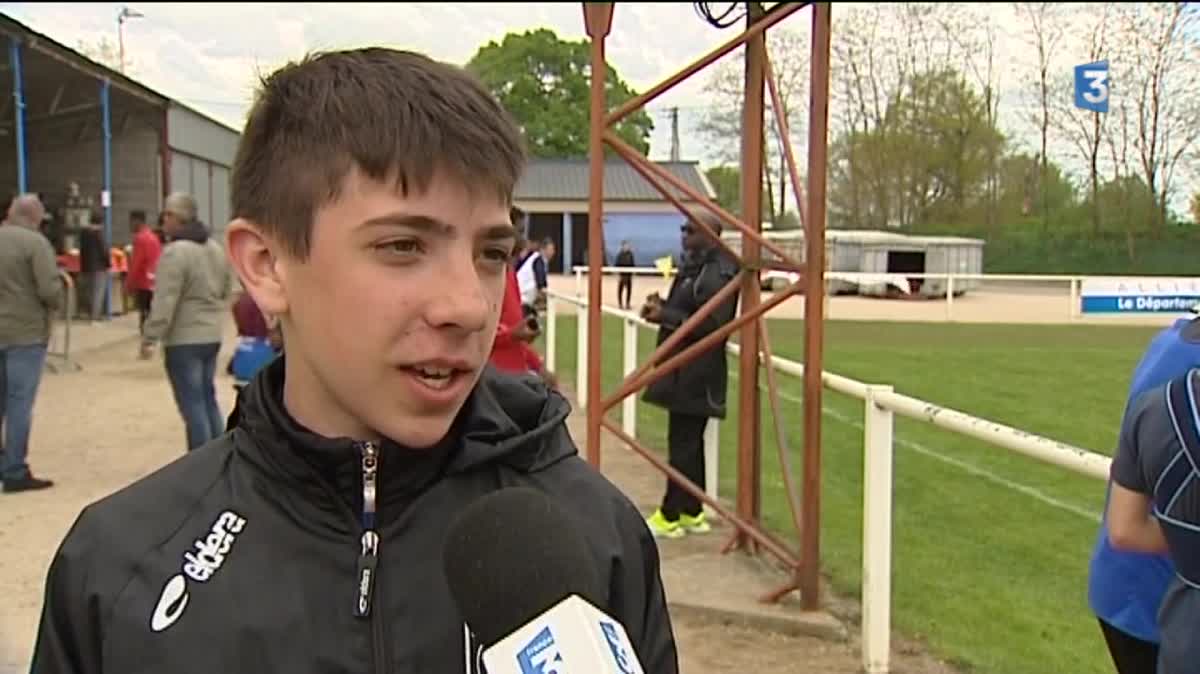 Une star au bord du terrain. Sydney Govou signe des autographes lors du tournoi international de football des moins de 15 ans à Theil-sur-Acolin dans l'Allier.