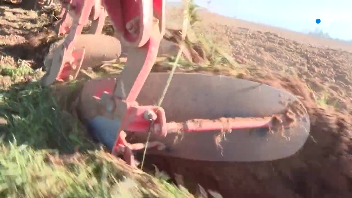 La poussière lors de la préparation des sols agricoles témoigne de la sécheresse en vallée du Rhône.