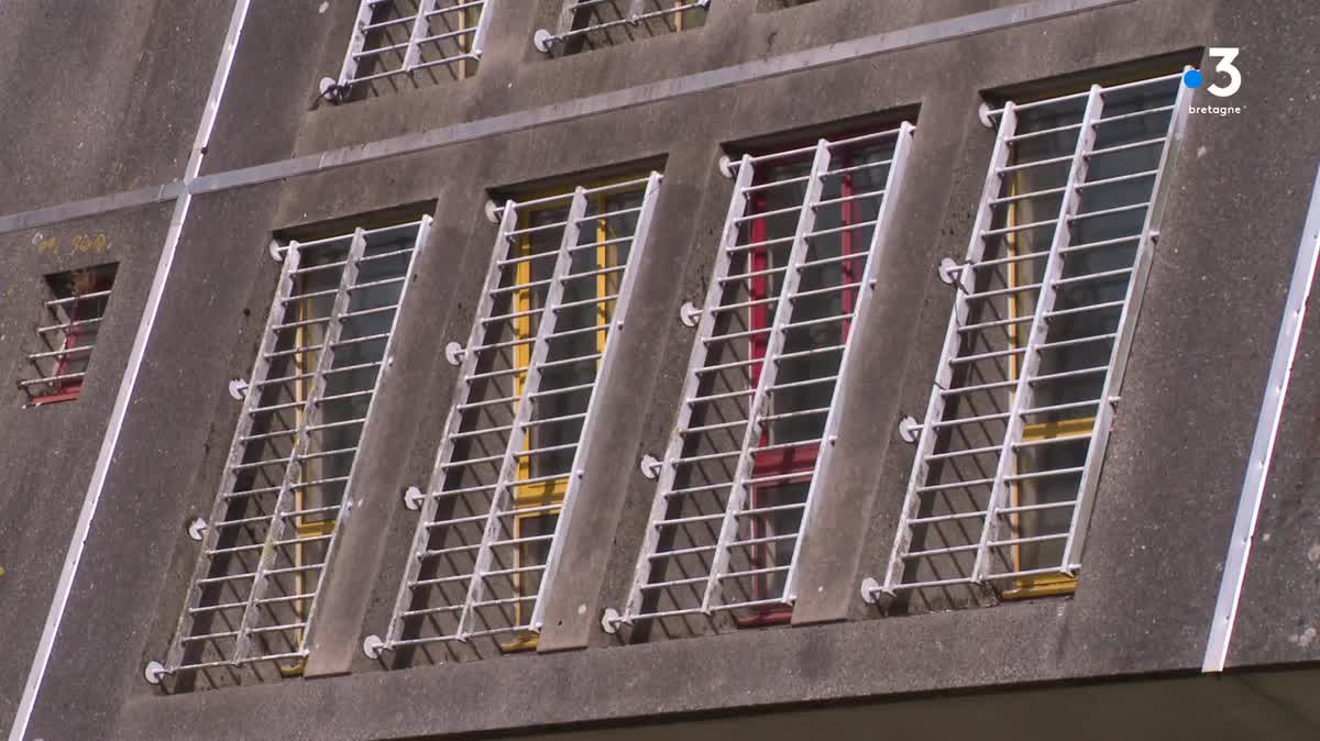 La maison d'arrêt de Brest dispose de 3 salles de classe où 90 h de cours sont donnés aux détenus volontaires chaque semaine