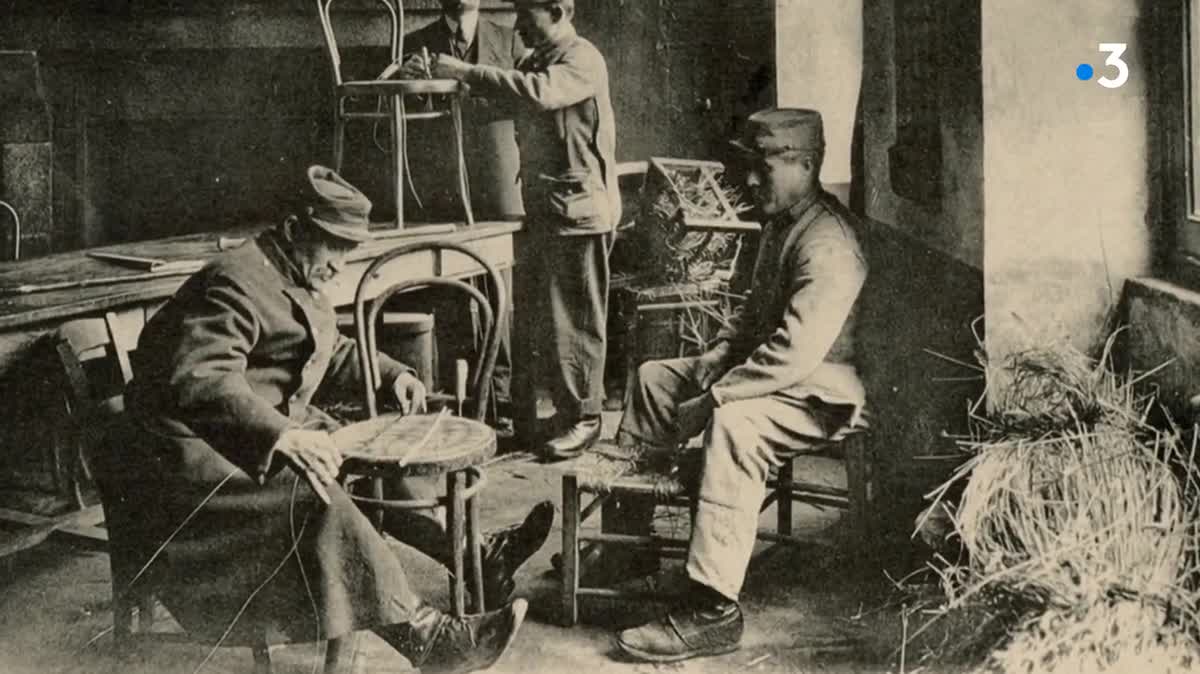 Ces anciens combattants, pour se reconvertir, apprennent à assembler des chaises.