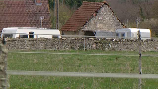 Angela Garand a été abattu par les gendarmes dans la ferme de ses parents au sud de Blois (41). Les forces de l'ordre prônent la légitime défense. Le forcené en cavale aurait pointé une arme.