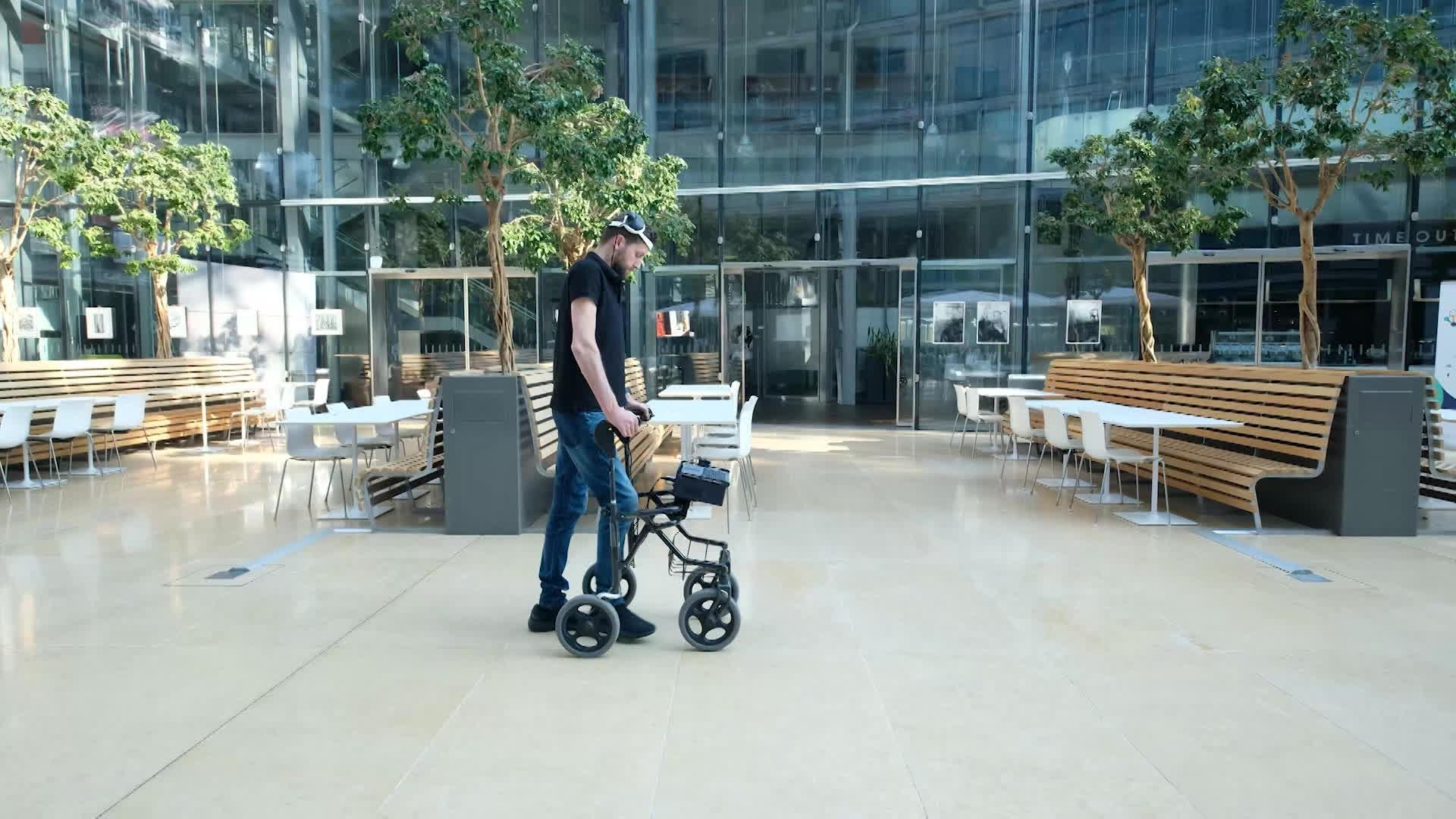 Gert-Jan Oskam, un patient hollandais paraplégique, est capable de remarcher grâce à une innovation franco-suisse.