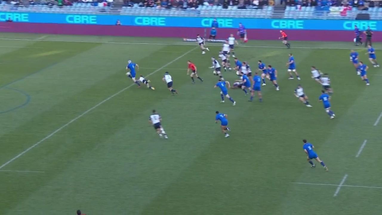 Après à peine plus de 4 minutes de jeu, Thibaud Flament contre le jeu au pied italien et récupère le ballon pour aller ensuite aplatir dans l'en-but. Les Bleus démarrent sur les chapeaux de roue leur premier match de ce Tournoi des VI Nations contre l'Italie.