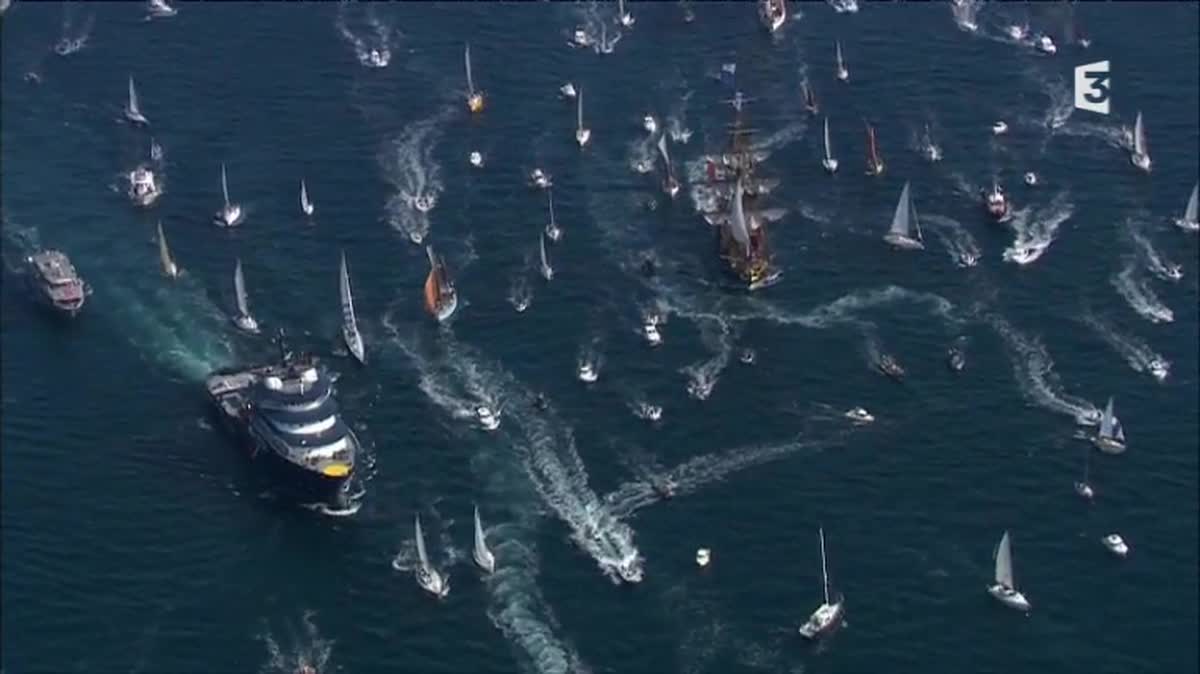 La flotte de la parade de Brest à Douarnenez au passage des Tas de Pois