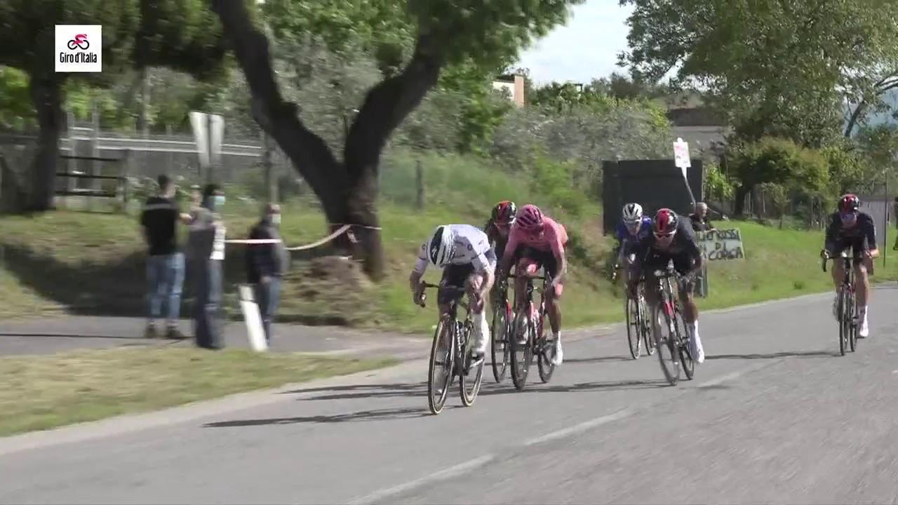À 18km de l'arrivée, le sprint intermédiaire de Campello sul Clitunno a vu Egan Bernal et Remco Evenepoel se disputer des bonifications pour le classement général lors de la 10e étape du Giro, lundi 17 mai 2021.