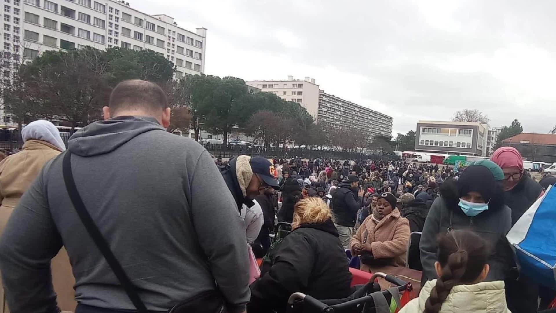 Habitants et commerçants demandent des mesures pour mettre fin au marché sauvage du quartier des États-Unis dans le 8 arrondissement de Lyon.