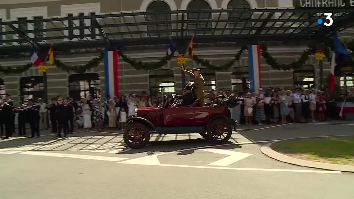 Chaque 18 juillet, une reconstitution historique retrace l'inauguration de la gare frontalière en 1928, devenue en partie aujourd'hui un hôtel de luxe. Les participants espèrent toujours la réouverture de la ligne ferroviaire entre Pau et Canfranc.