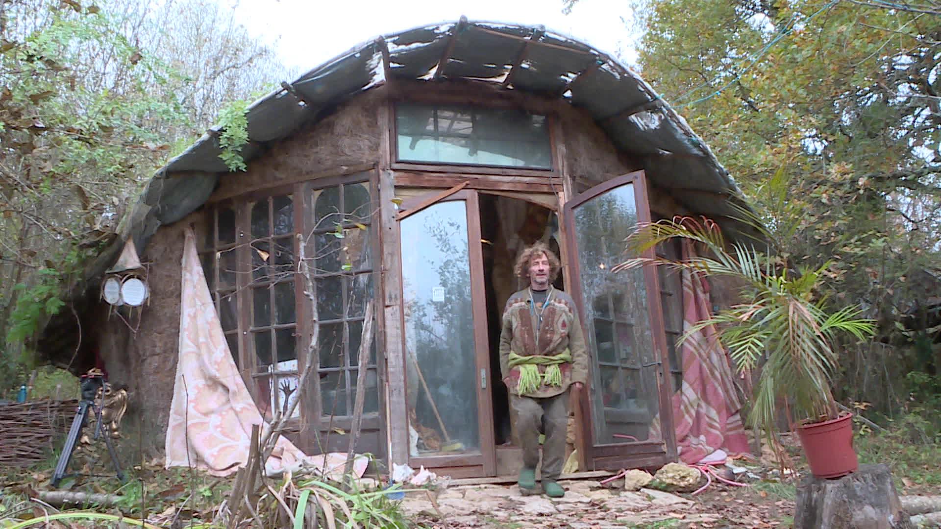 L'habitat de François en Corrèze, une cabane écologique construite avec des matériaux locaux, comme la pierre, la terre et la paille.