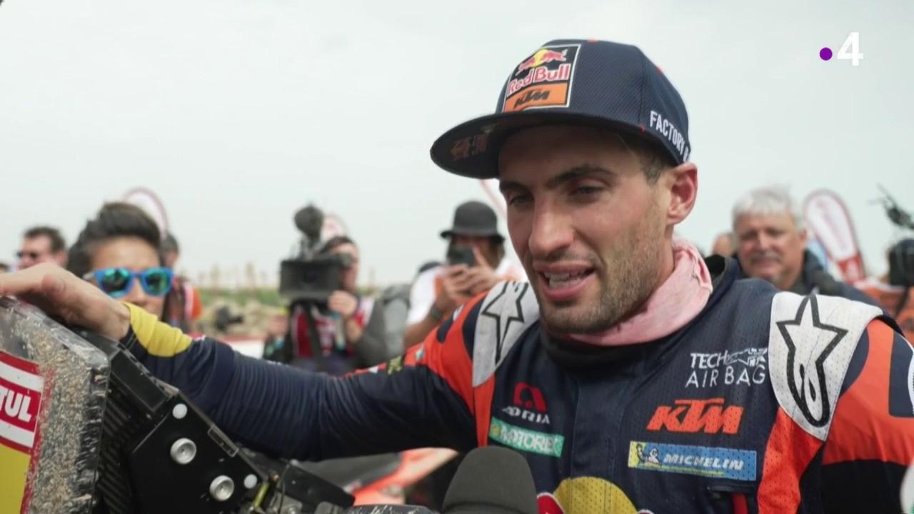 L’Argentin Kevin Benavides au guidon de sa KTM a décroché son deuxième Dakar. Une bataille stratégique sur l’ensemble de la deuxième semaine lui a finalement permis de passer juste devant son coéquipier Toby Price pour 43’’ au classement général sur cette dernière étape.