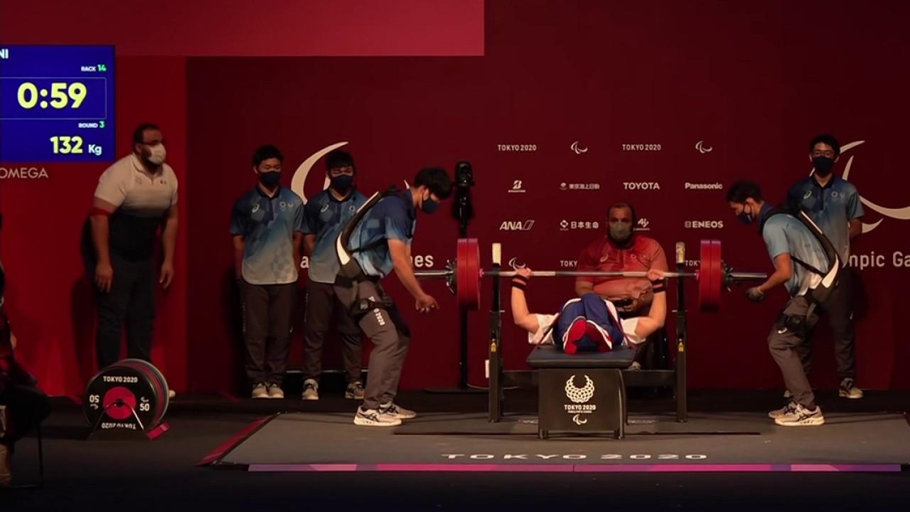 Revivez le dernier essai de Souhad Ghazouani en développé couché en -73kg PWL. La Française soulève 132kg pour ajouter une cinquième médaille paralympique à son palmarès.