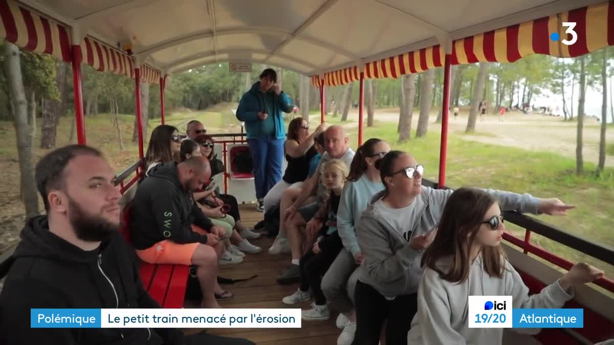 Le petit train de Saint-Trojan, rouge et bleu, est l'un des emblèmes touristiques de l’île d’Oléron.