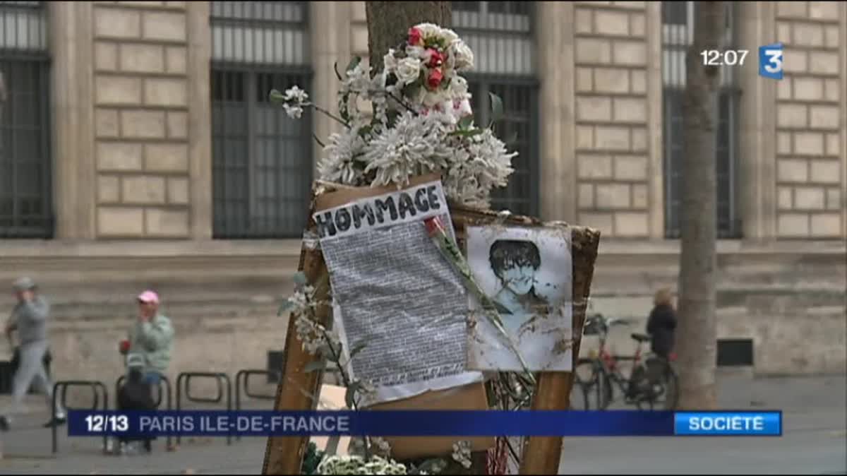 Des graffitis et des objets collectés au pied de la statue de Marianne, place de la République, à Paris.