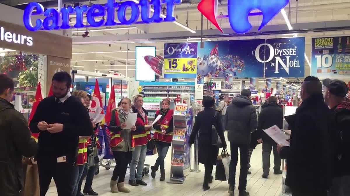 Une dizaine de salariés étaient mobilisés ce samedi matin à l'entrée de l'hypermarché Carrefour, dans le centre commercial Euralille.