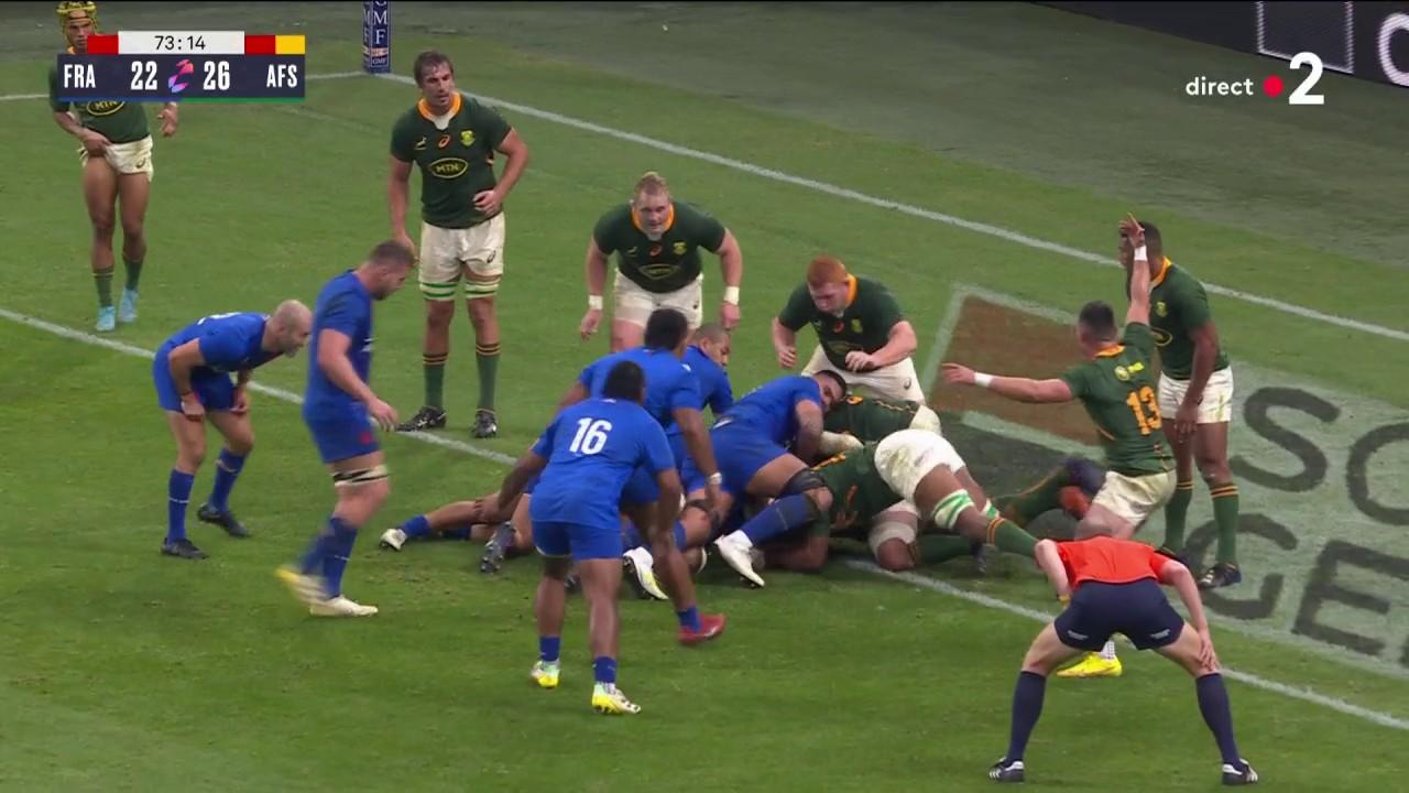 Sipili Falatea marque ce qui pourrait être l'essai de la victoire pour les Bleus ! Le XV de France mène désormais 27 à 26 face à l'Afrique du Sud. Thomas Ramos, tout près du sans-faute ce soir, manque malheureusement la transformation.