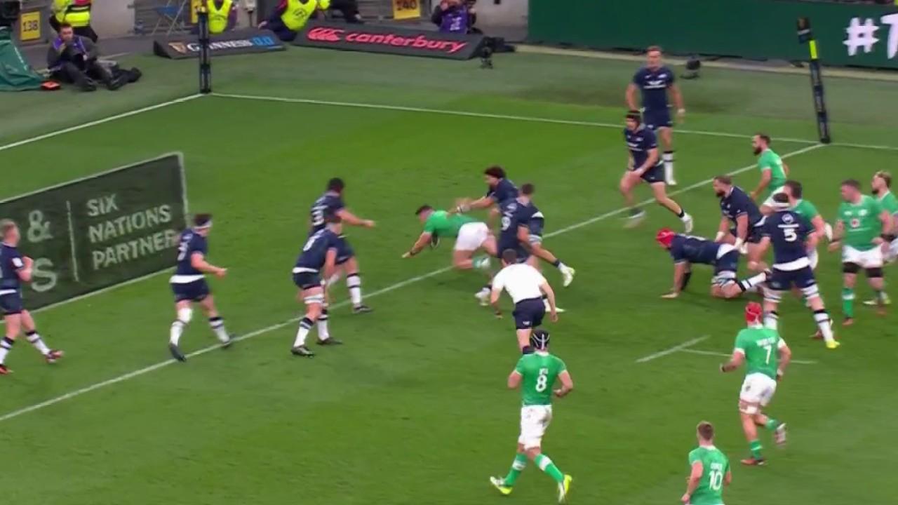 Le joueur Dan Sheehan a profité d'une occasion donnée par les Écossais pour se lancer et offrir le premier essai à l'Irlande. Jack Crowley a transformé l'essai. L'Irlande mène 7 à 3.