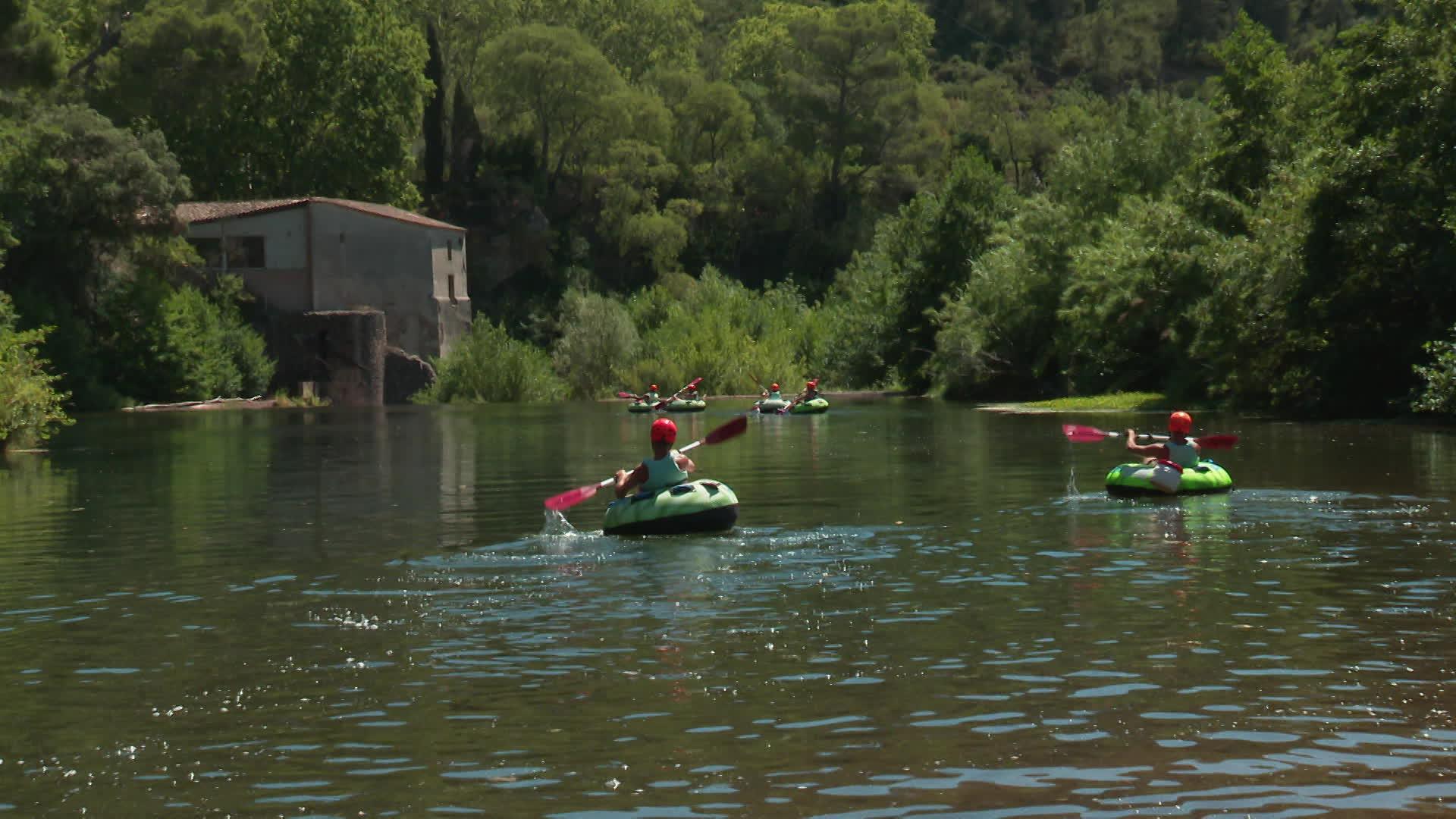 Quatre kilomètres de descente à la bouée sur la rivière de La Lergue dans l'Hérault.