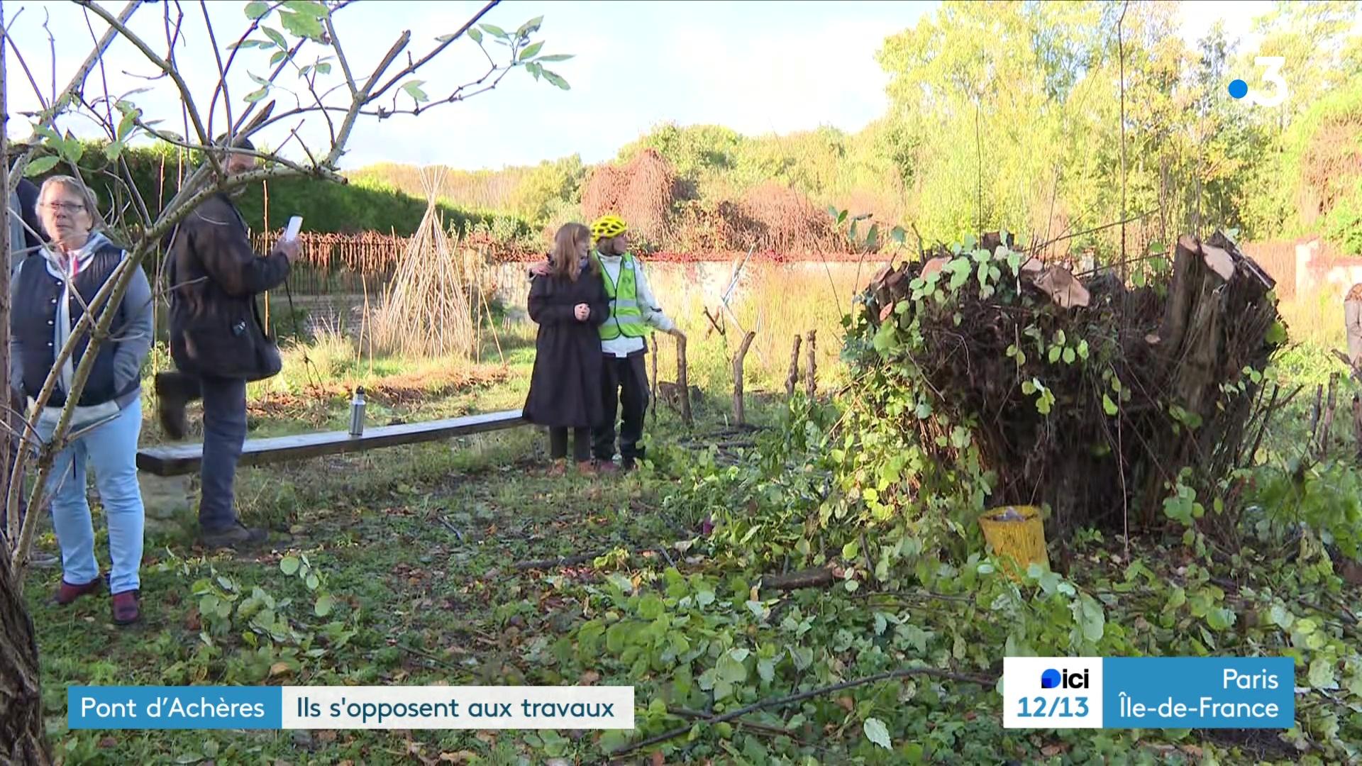 Clémentine Rigal en larmes devant la souche, seule trace restante du tilleul centenaire