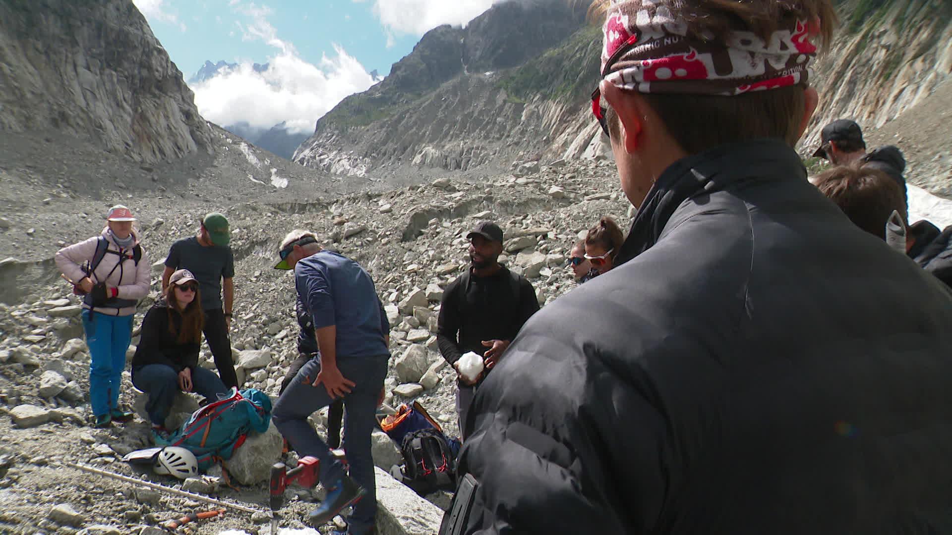 Stage pratique sur la Mer de Glace pour une quinzaine de sportifs de haut niveau, réunis par l'association Sport For Future, pour relayer des messages de sensibilisation au réchauffement climatique