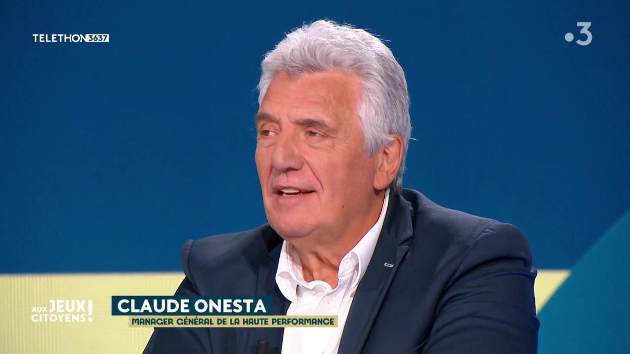 Claude Onesta est reconnu comme l'un des meilleurs entraîneurs de l'histoire du handball, l'ancien sélectionneur des Bleus est confiant concernant l'objectif de l'équipe de France olympique aux Jeux de Paris 2024. Il explique aussi comment améliorer la performance des athlètes français à travers son nouveau rôle en tant que manager général de la haute performance.