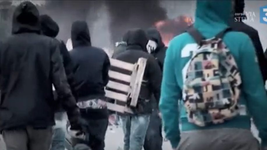 29/01/14 - Affrontements entre des jeunes manifestants nationalistes et les forces de l'ordre à Corte (Haute-Corse)