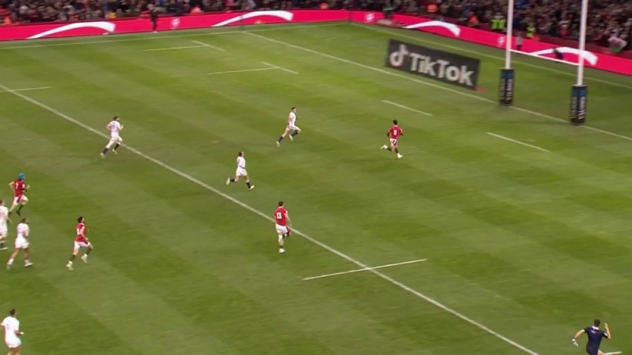 Dès le début de la deuxième mi-temps, les Gallois reviennent fort dans cette rencontre par un essai après une interception sur la ligne des 50 mètres de l'ailier Louis Rees-Zammit. La transformation de Leigh Halfpenny permet au pays de Galles de passer devant l'Angleterre au score (10-8).