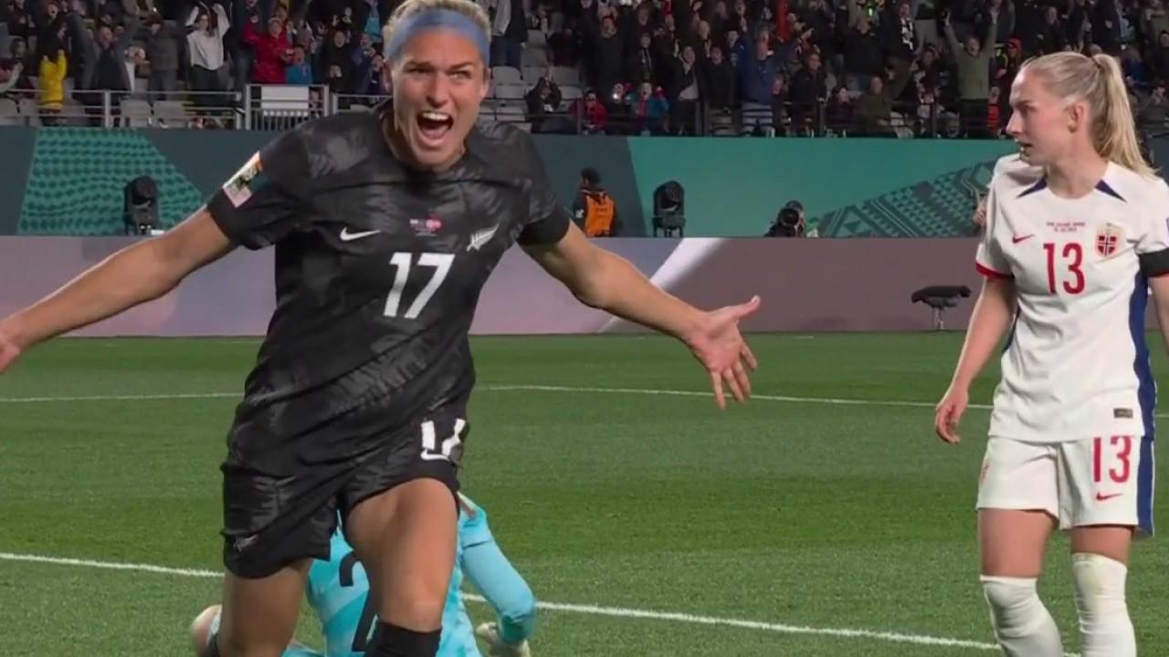 New Zealand-laget åpnet scoringen foran sine supportere i starten av andre omgang med en rask bevegelse som startet fra et innkast på 5,50 m og avsluttet med den flate foten til Hannah Wilkinson. Bregnene leder 1-0 mot Norge.