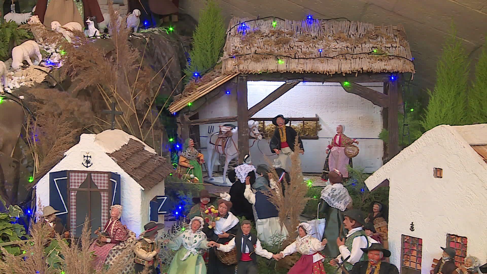 Beaucaire (Gard) - la crèche provençale a été installée dans le hall de la mairie - décembre 2023.