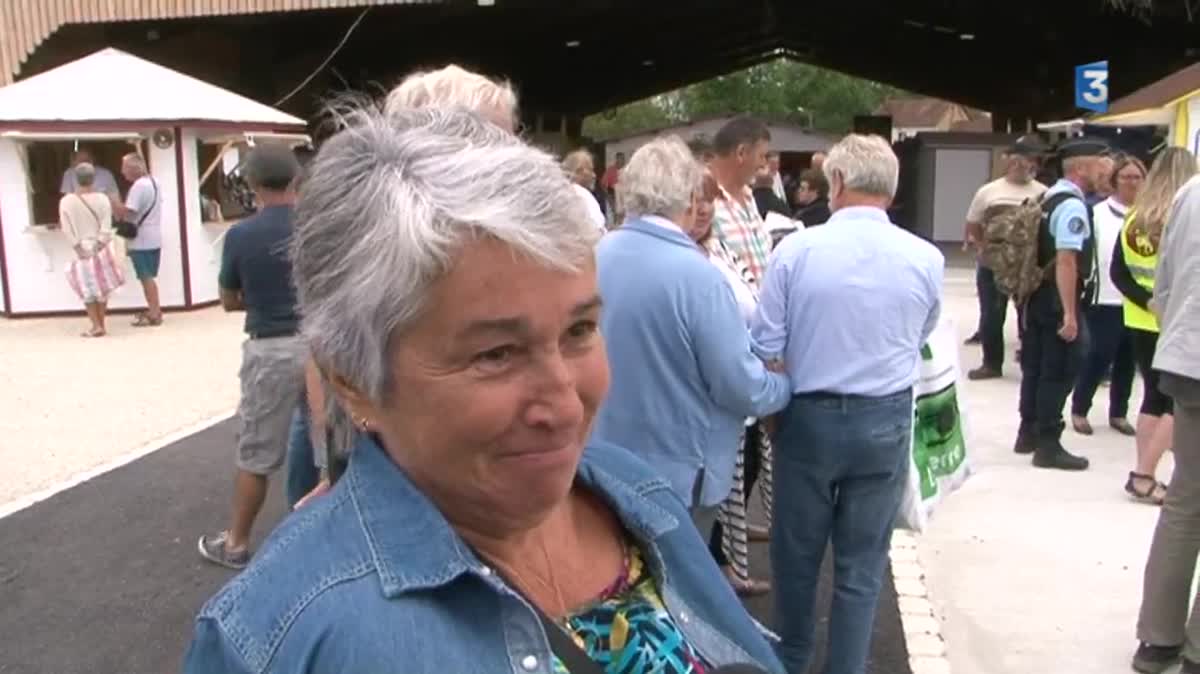 Nicolas Dupont-Aignan en visite sur le marché des Hérolles dans la Vienne