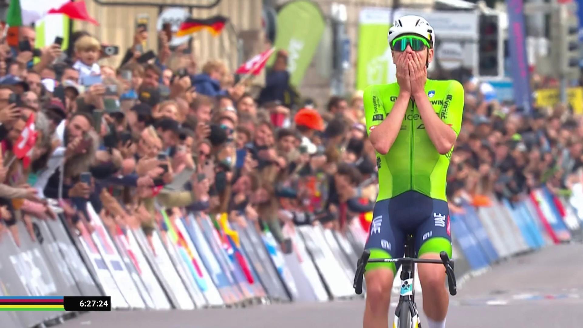 Quelle course de Tadej Pogacar ! Le Slovène a attaqué à 100 kilomètres de l'arrivée pour s'imposer comme patron à Zurich et remporter le maillot arc-en-ciel pour la première fois de sa carrière. Ben O'Connor remporte la médaille d'argent et Mathieu van der Poel complète le podium.