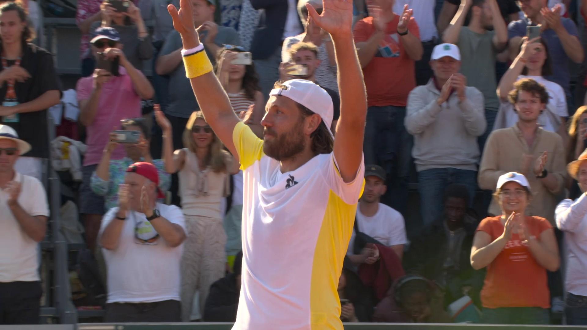 Après un match dantesque, Lucas Pouille se qualifie pour Roland-Garros. Le Français se défait de L'Autrichien Jurij Rodionov sur le score de 1/6 7/5 6/0 et réussit son retour sur les courts de la porte d'Auteuil.