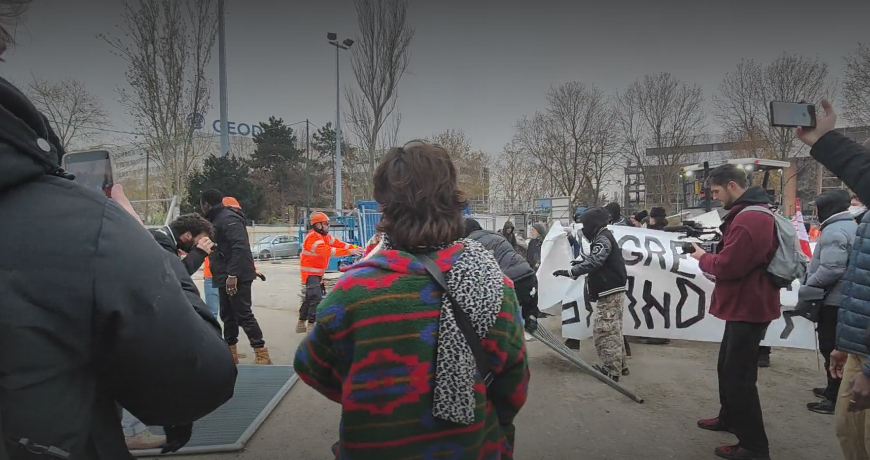 Une cinquantaine de manifestants occupent le chantier olympique de l'Arena la Chapelle à Paris, le 1er décembre 2023, afin de réclamer le retour de travailleurs sans-papiers au travail.