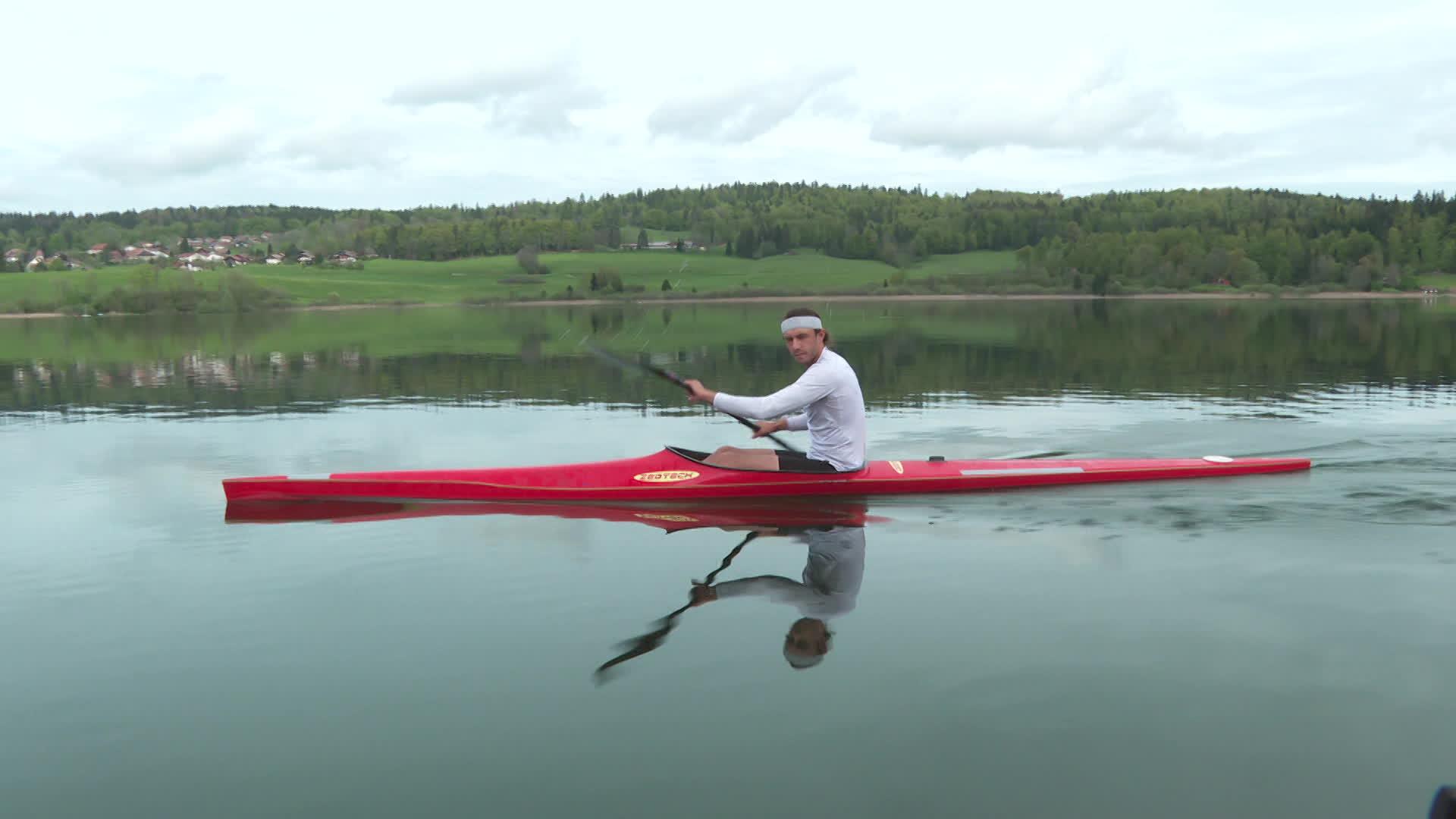 Jules Bernardet, équipe de France de canoë sur les eaux du lac Saint-Point dans le Doubs.