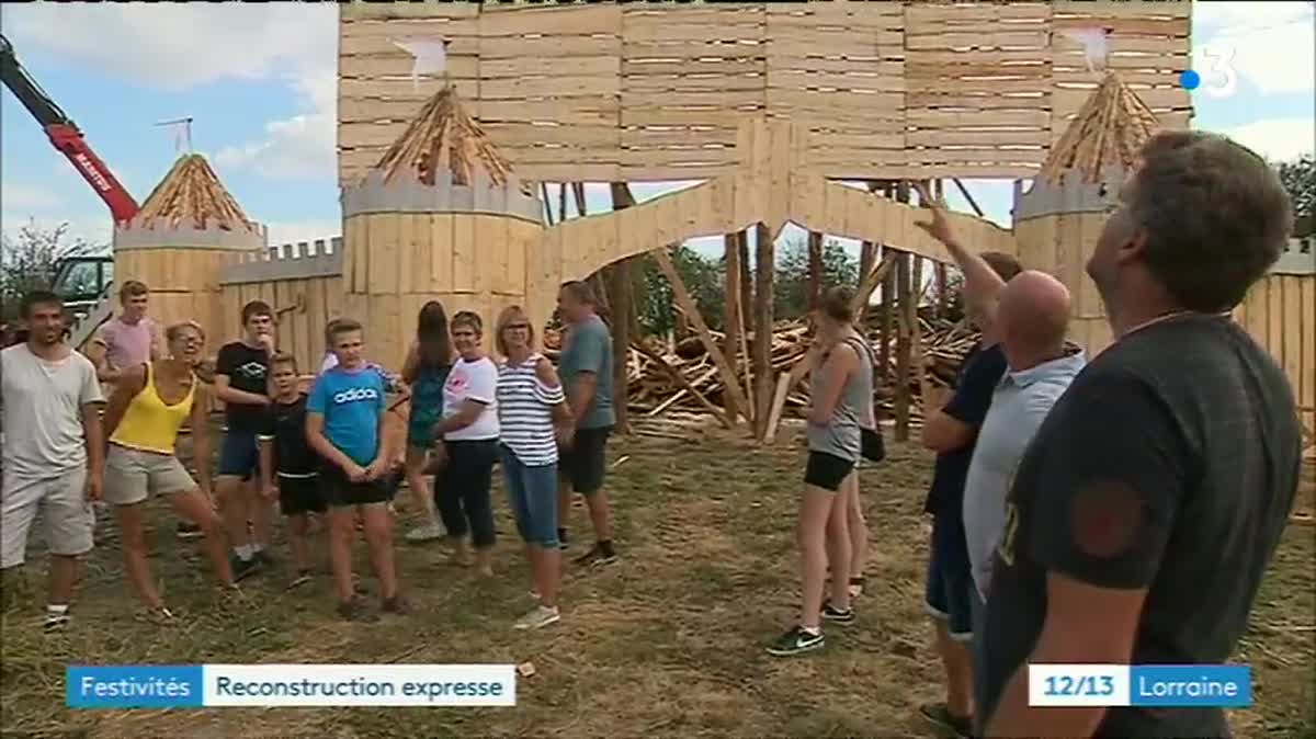 Construction d'un château en bois qui était destiné à être brûlé lors d'une fête. 