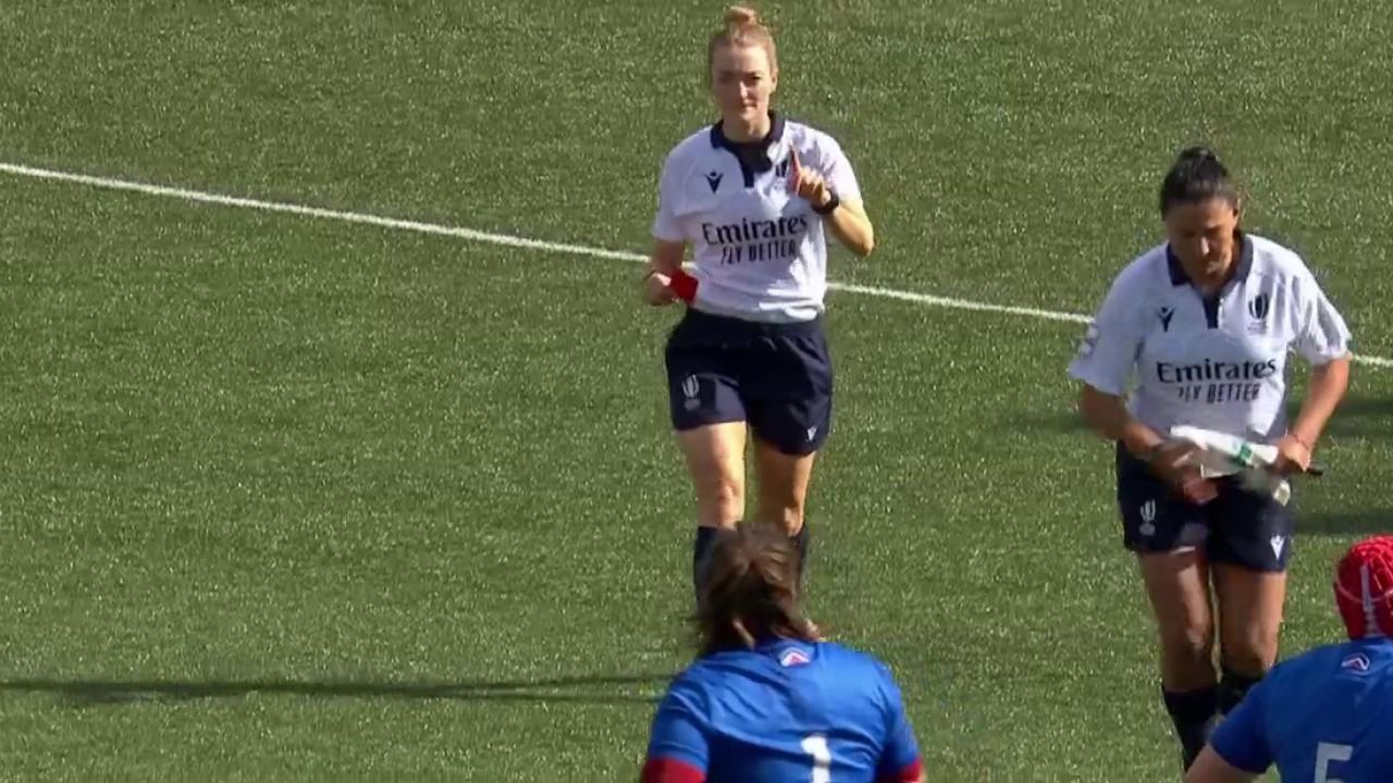 Bien parties dans la rencontre, les Françaises ont vu leur pilier gauche, Anaëlle Deshayes, se faire expulser sur un plaquage haut. Les Françaises vont terminer le match à 14.