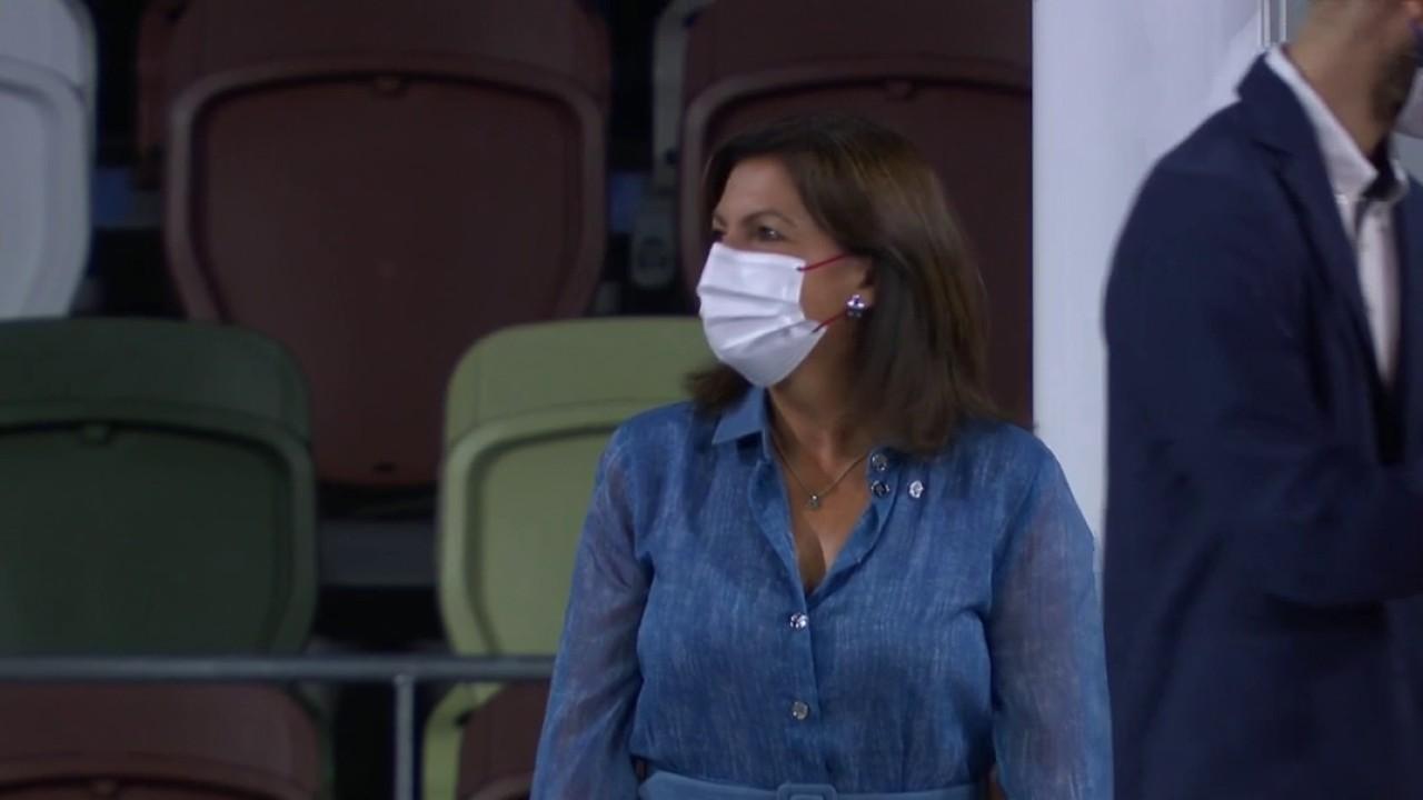 Futur hôte des Jeux olympiques et paralympiques, la maire de Paris Anne Hidalgo a reçu et a brandit le drapeau paralympique.