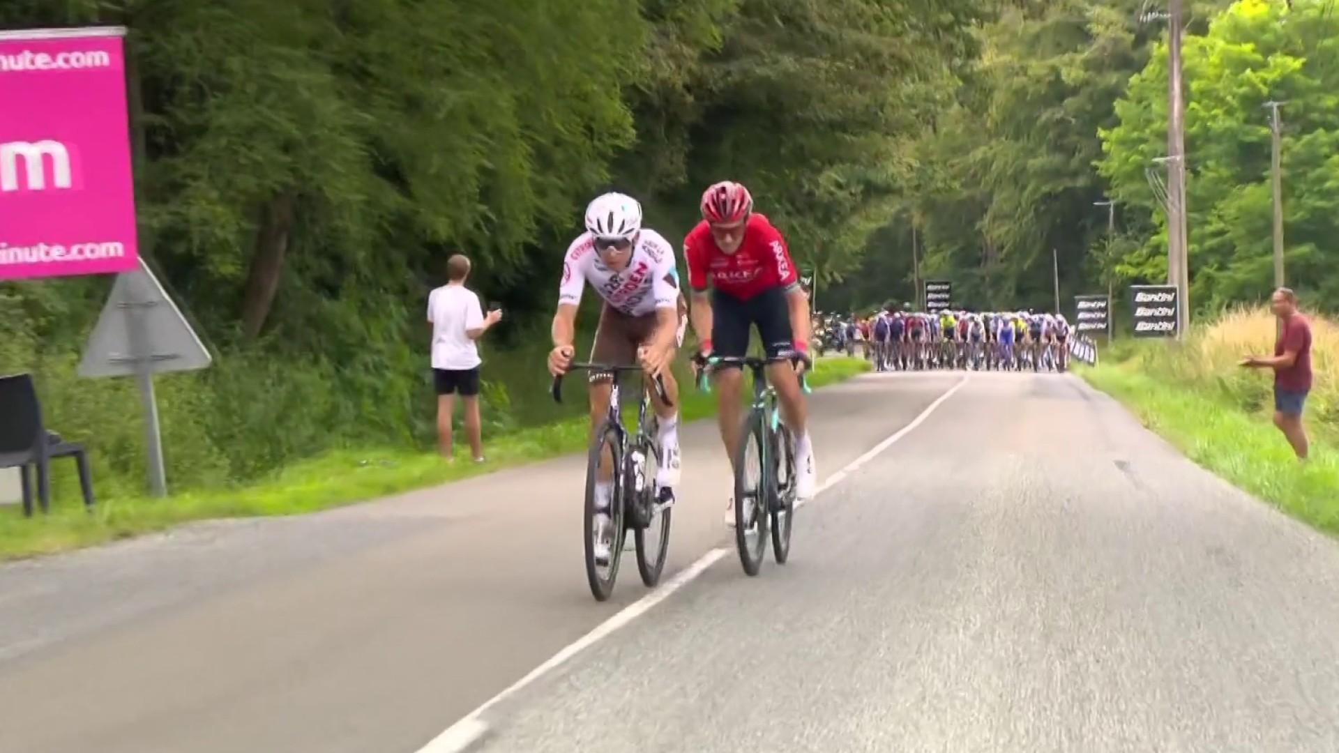 Deux cyclistes français ont lancé la première attaque de la journée après près de 100 kilomètres sans histoire. Benoît Cosnefroy (AG2R Citroën) et Anthony Delaplace (Arkéa-Samsic) réalisent une échappée en duo.