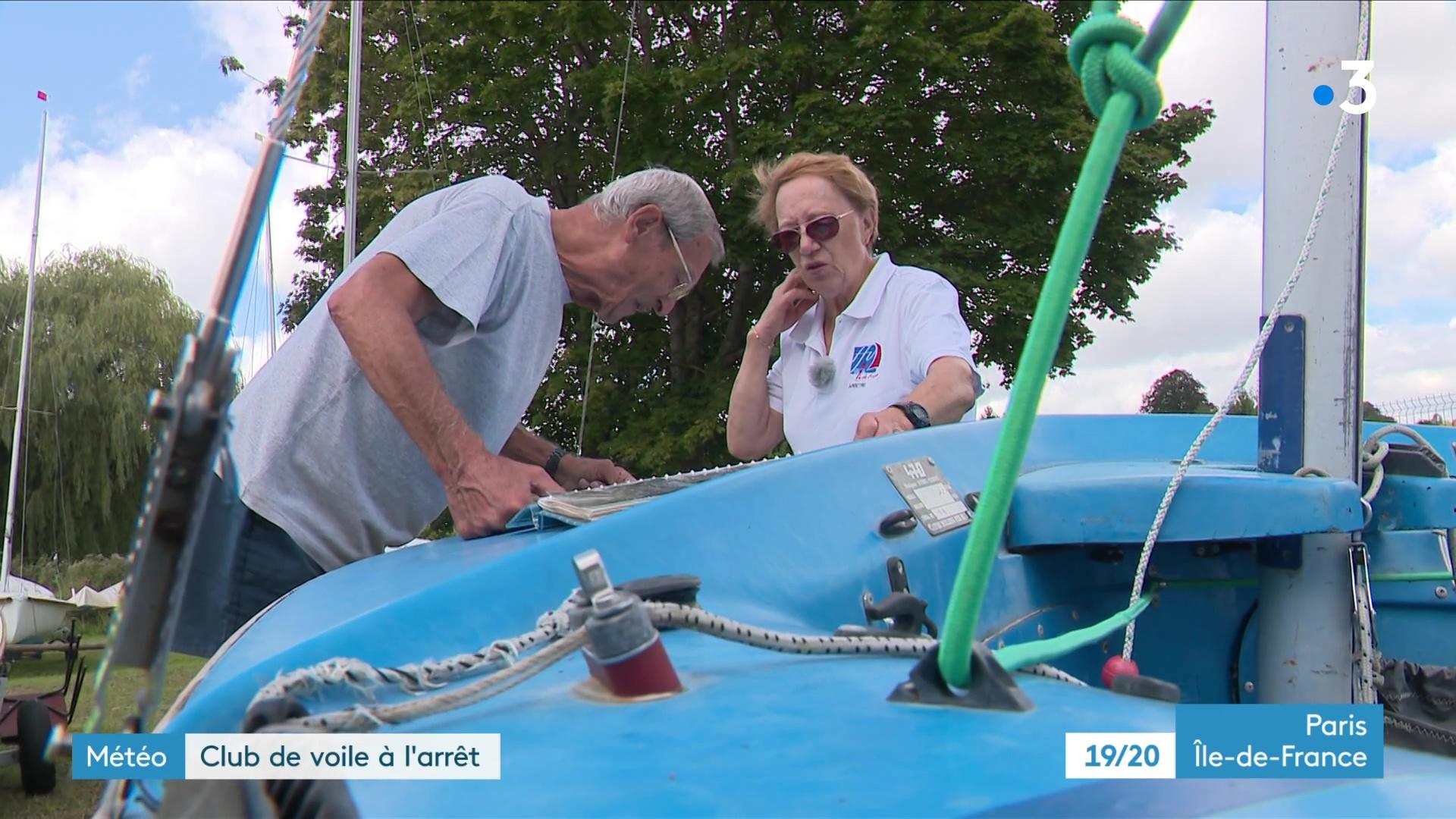 Liliane et Claude Geoffroy naviguant sur la Seine